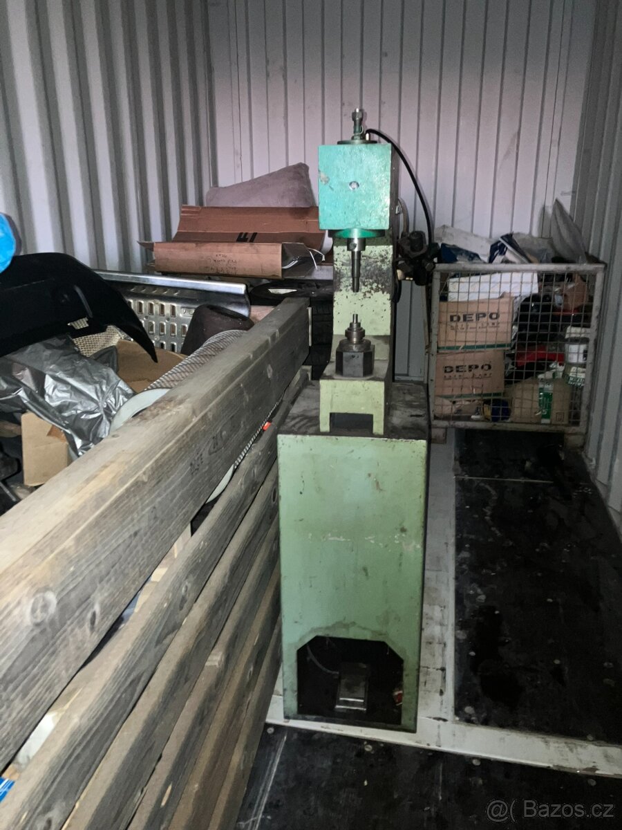 nýtovací stroj, automatický