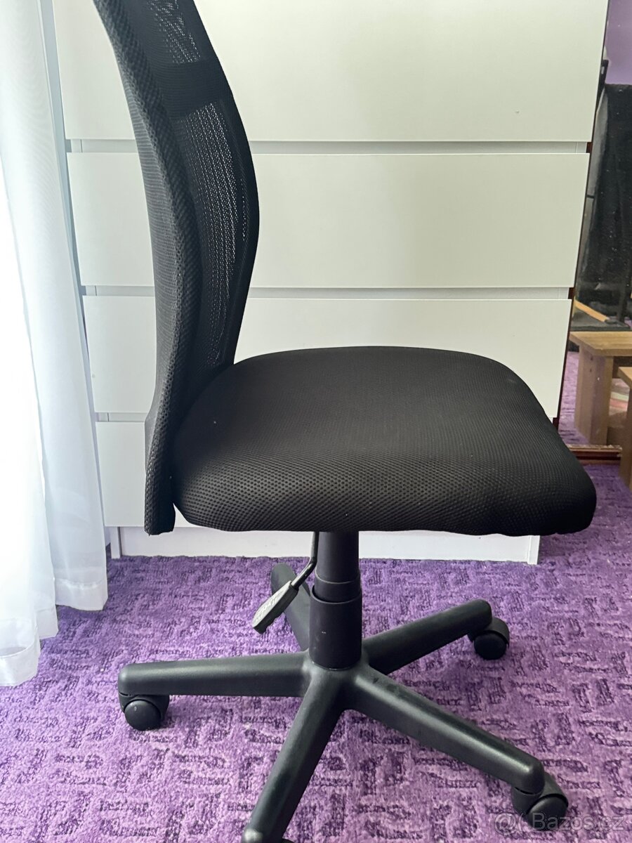 Kancelářská židle s opěrkami