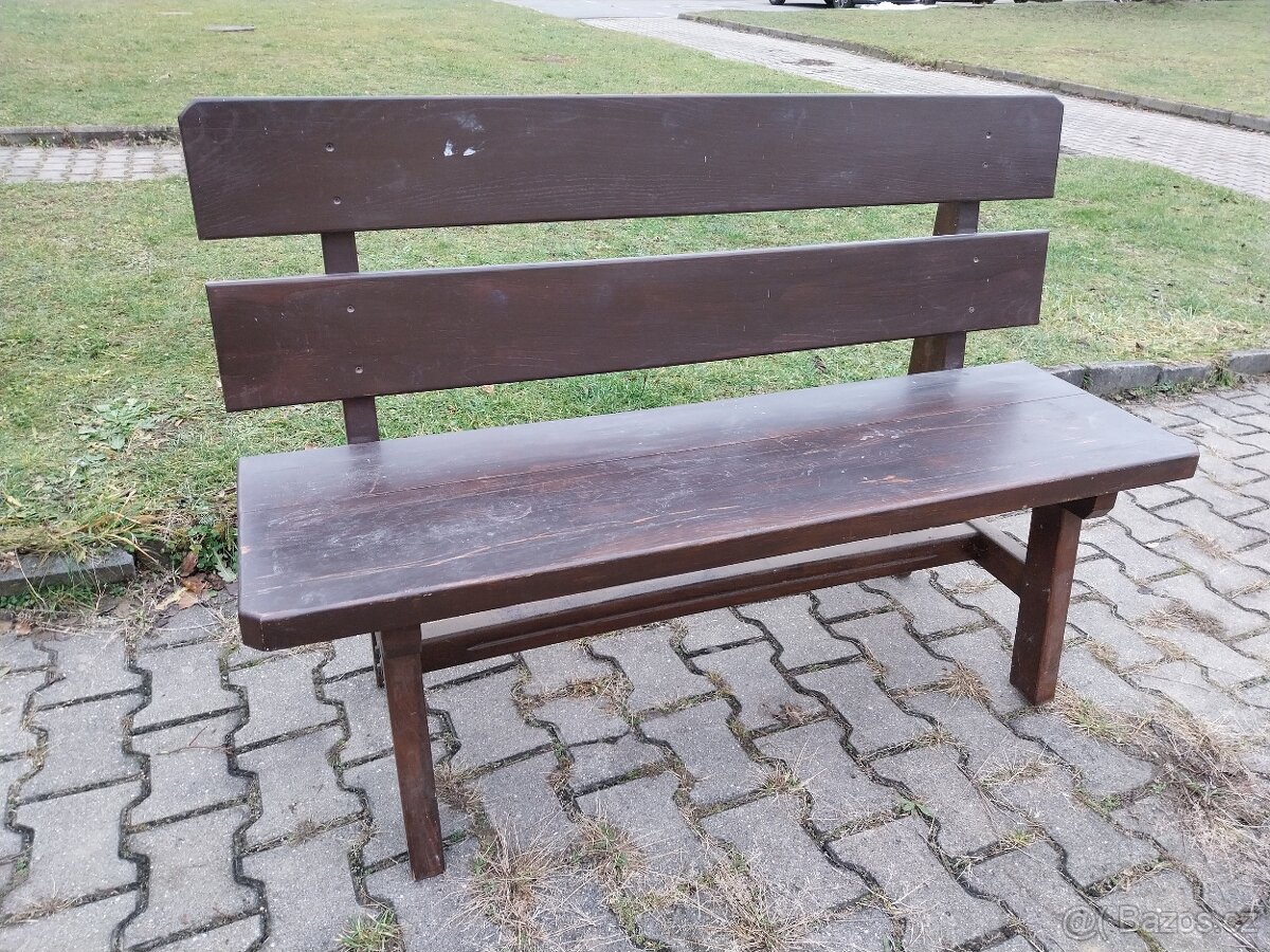 Dřevěná zahradní lavice