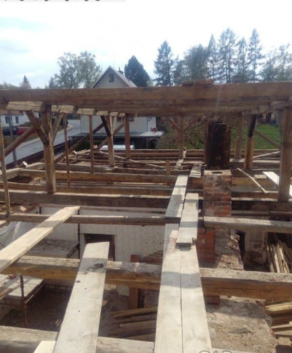 Staré trámy staré krovy a staré prkna