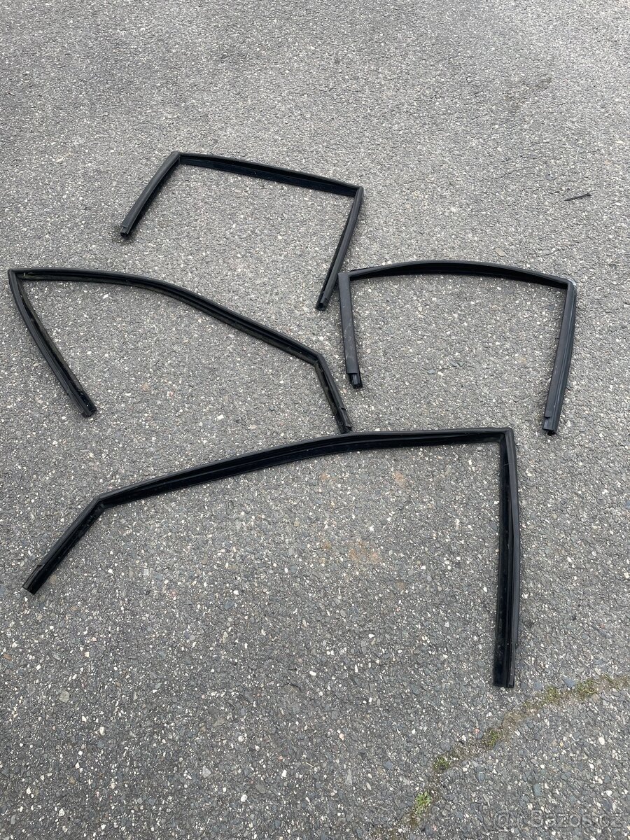 Těsněni okolo oken 4ks.