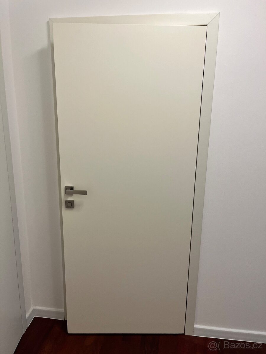 Dveře interiérové 80cm. S vnitřním kováním. Plné