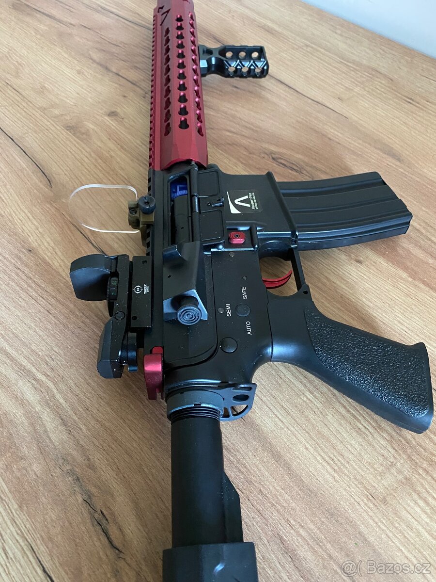 Airsoftová zbraň s vybavením
