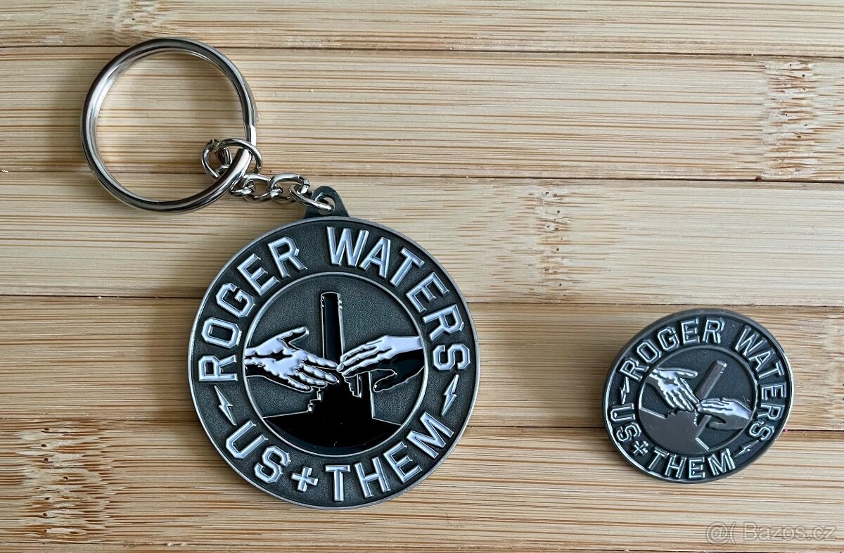 Roger Waters Us + Them tour 2018 metal pin a klíčenka