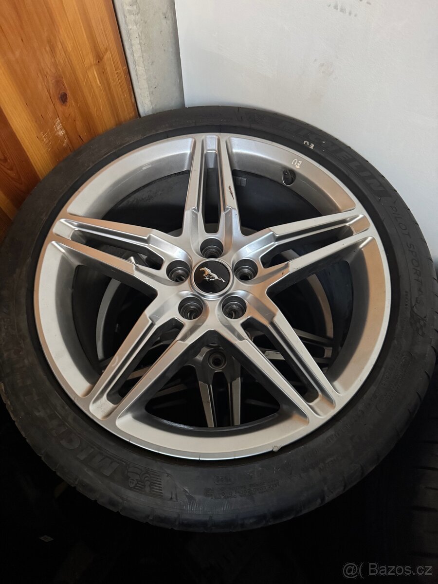 Originalni sada disku s pneu Ford Mustang S550 5x114.3