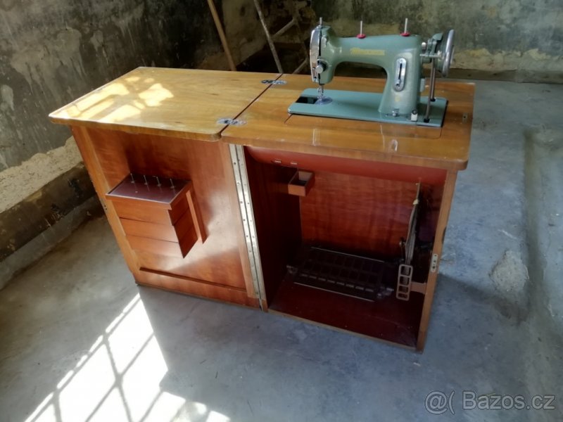 Retro šicí stroj Minerva v ořechové skříni