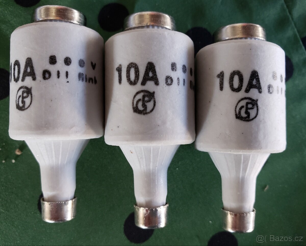 vintage pojistky. 10 amp. 25 kusů. jako nový