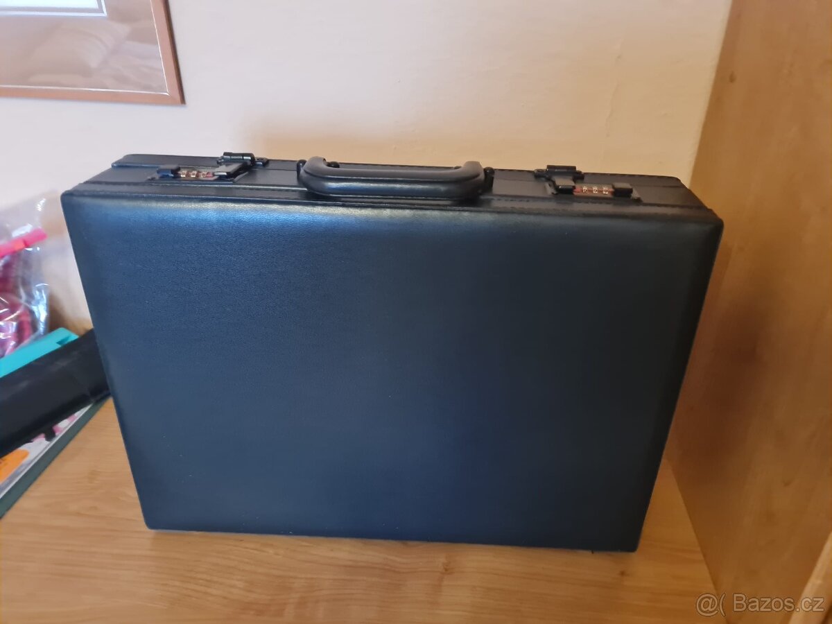 Černý kufr se zámky
