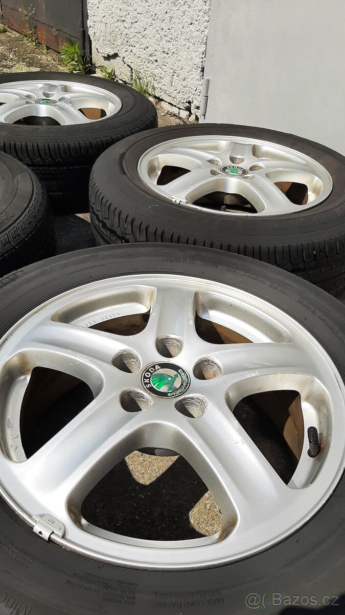 Pěkná alu kola R15 originál škoda 5x100