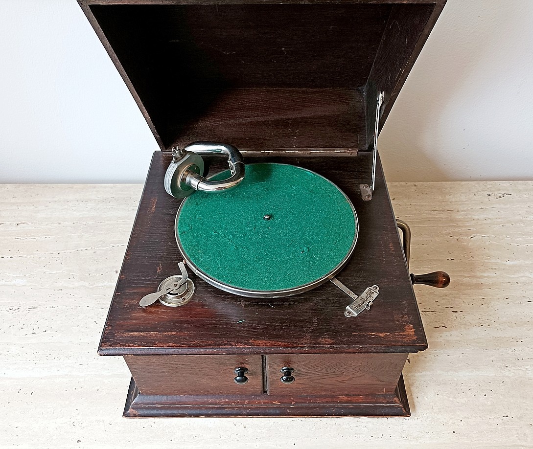 Carnophon - starožitný stolní gramofon ve dřevěné skříni