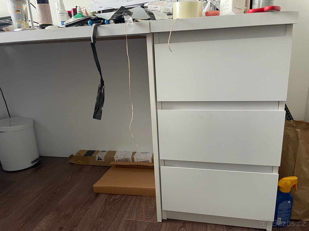 bílý psací stůl s přistavnými šuplíky