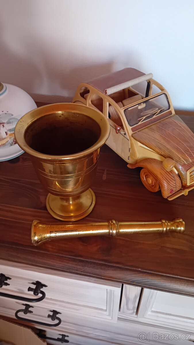 Prodám starý mohutný mosazný hmoždíř