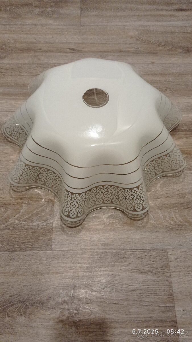 Skleněný krýt na lustr