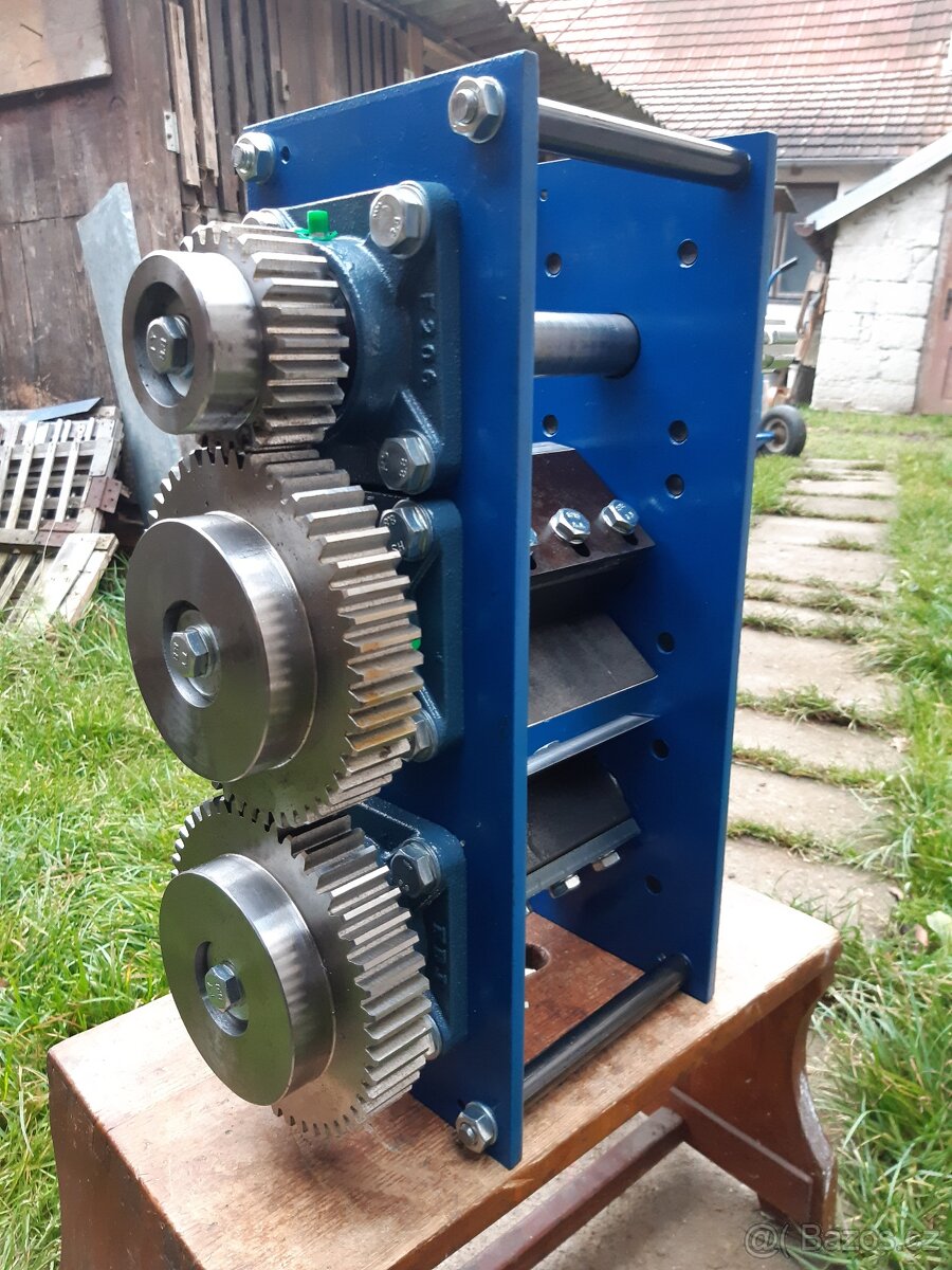 Štěpkovač, špalíkovač, drtič