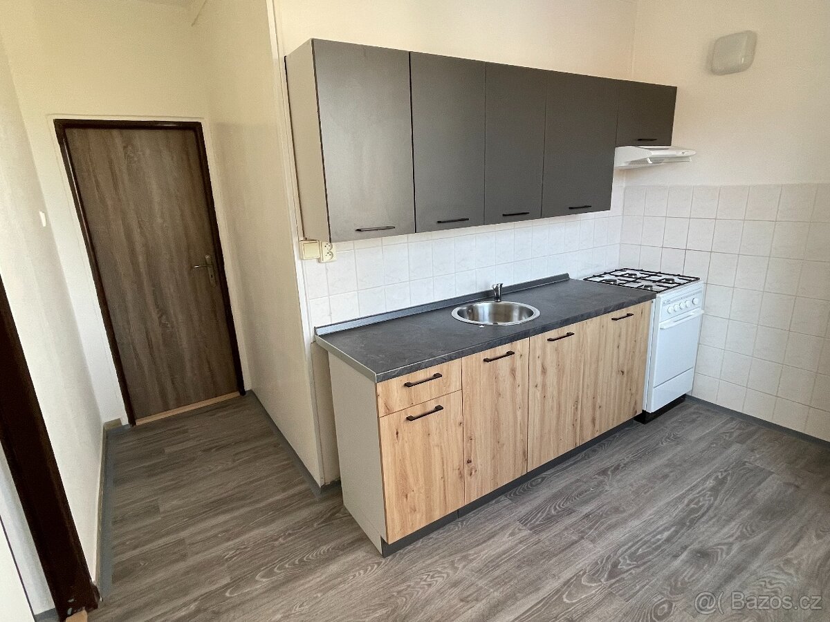 Pronájem bytu 2+1 55 m² - Hlavní 143, Aš