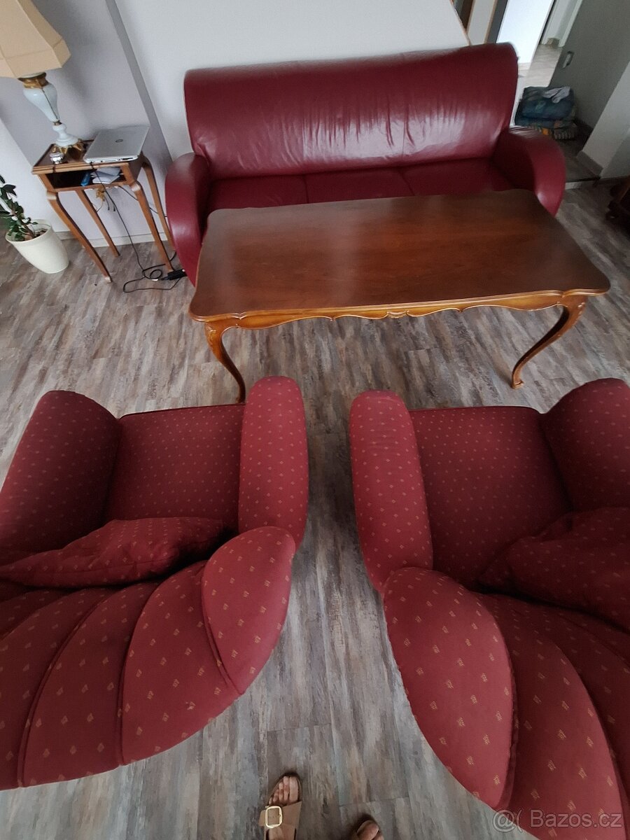 sedačka s křesly a stolkem