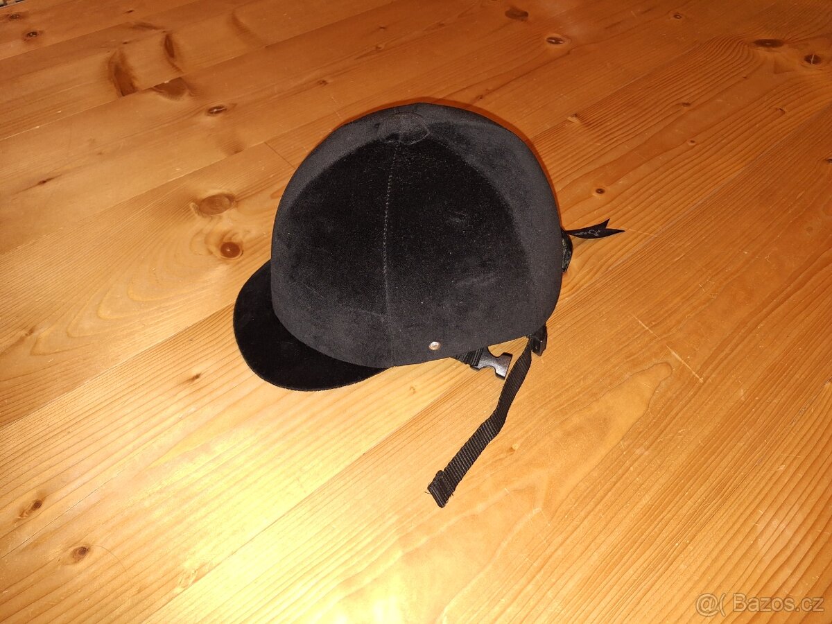 Jezdecká helma přilba 54