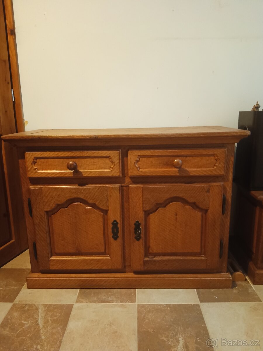 Komoda, postel, noční stolky