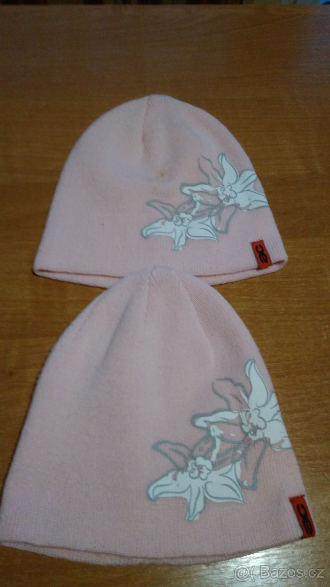 Čepice pro dvojčata růžové s kytkou