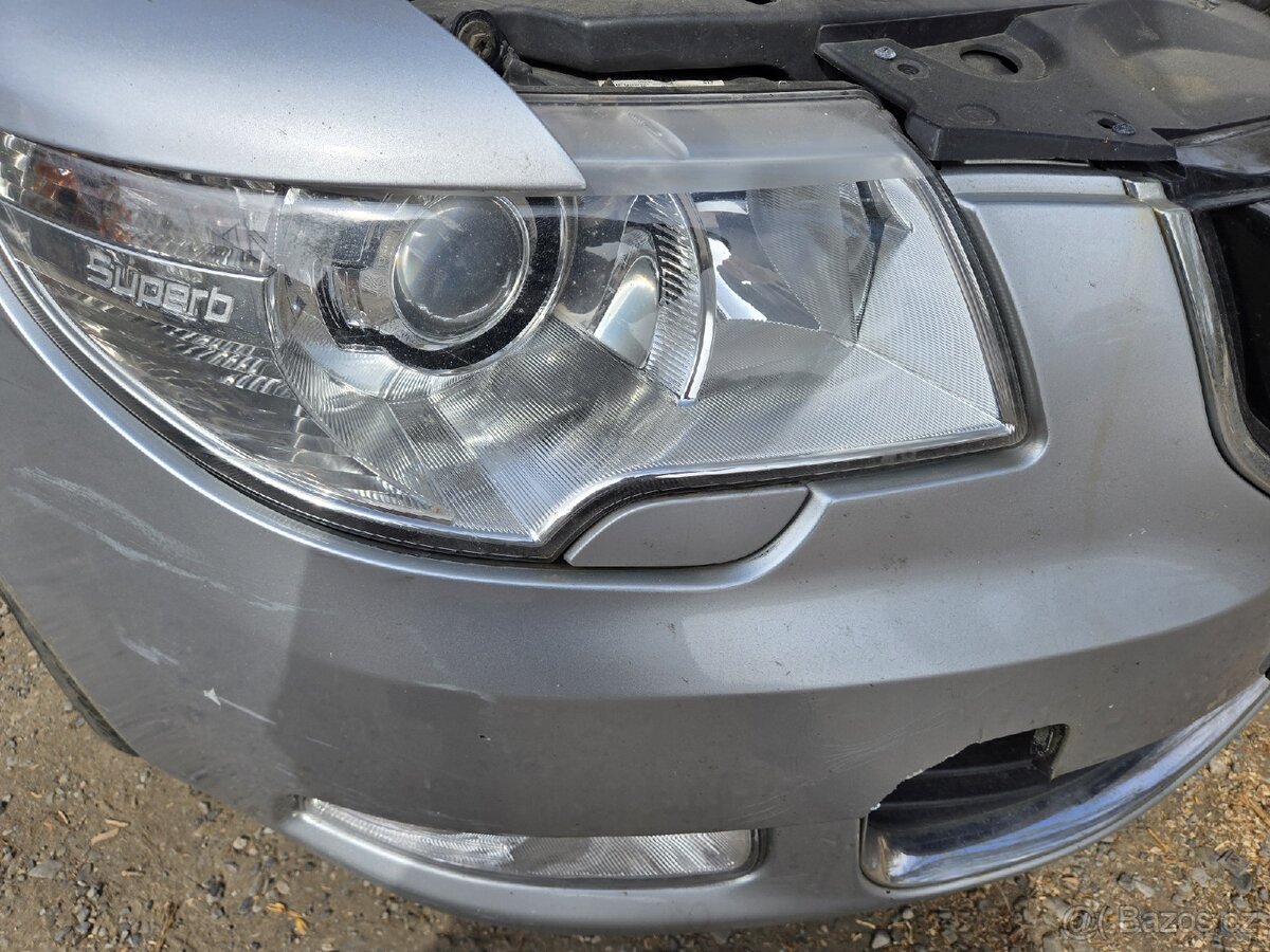 ŠKODA SUPERB 2 PREDNI SVETLA XENONY