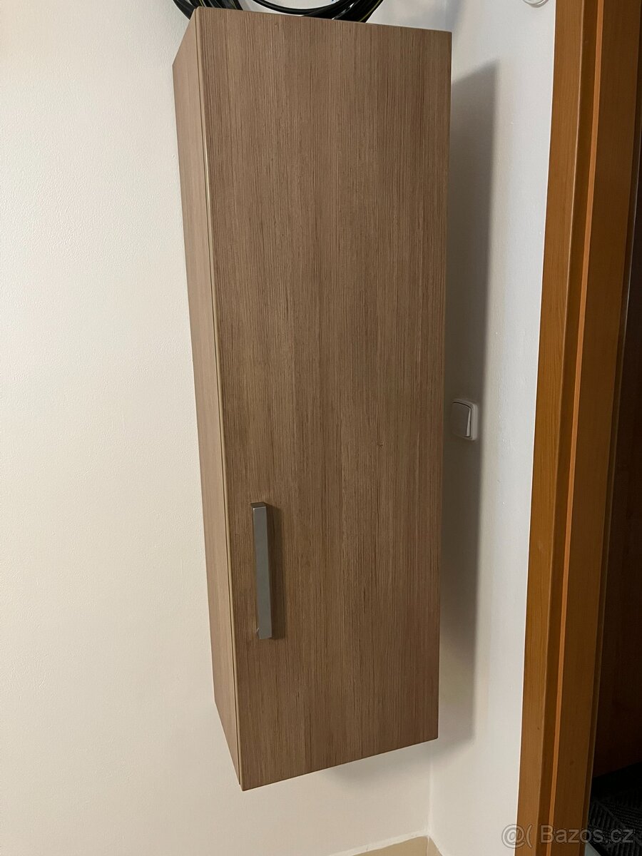 skříňka na stěnu