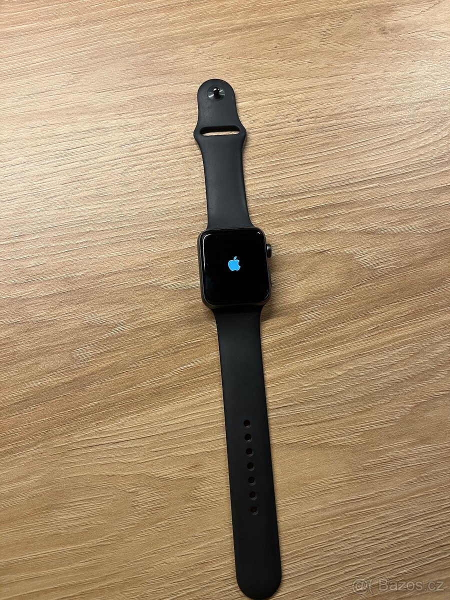 Apple Watch Series 3 (42 mm) – vesmírně šedé, výborný stav