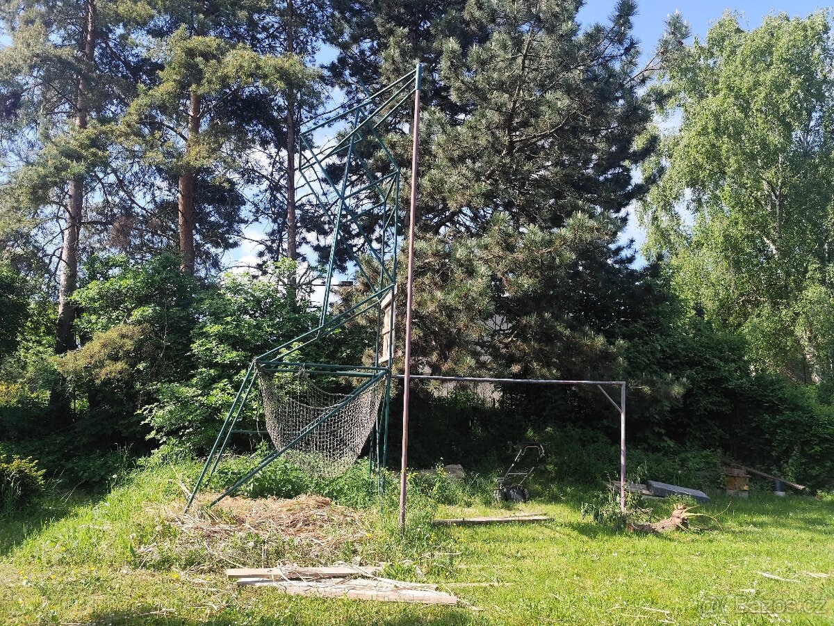 Prolézačka, rozhledna, workout. Železná konstrukce