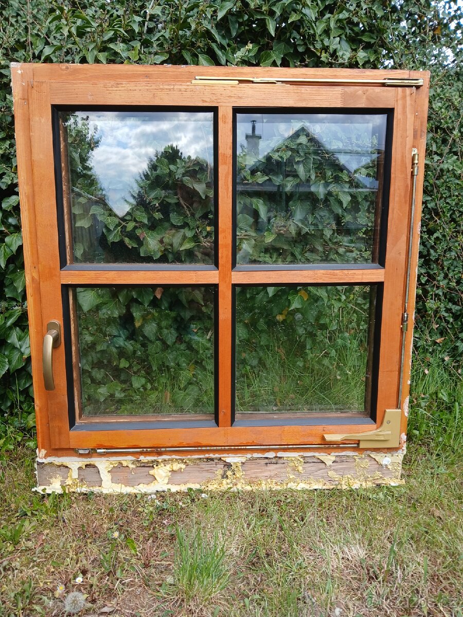 Dřevěné okno 90x90 pravé použité