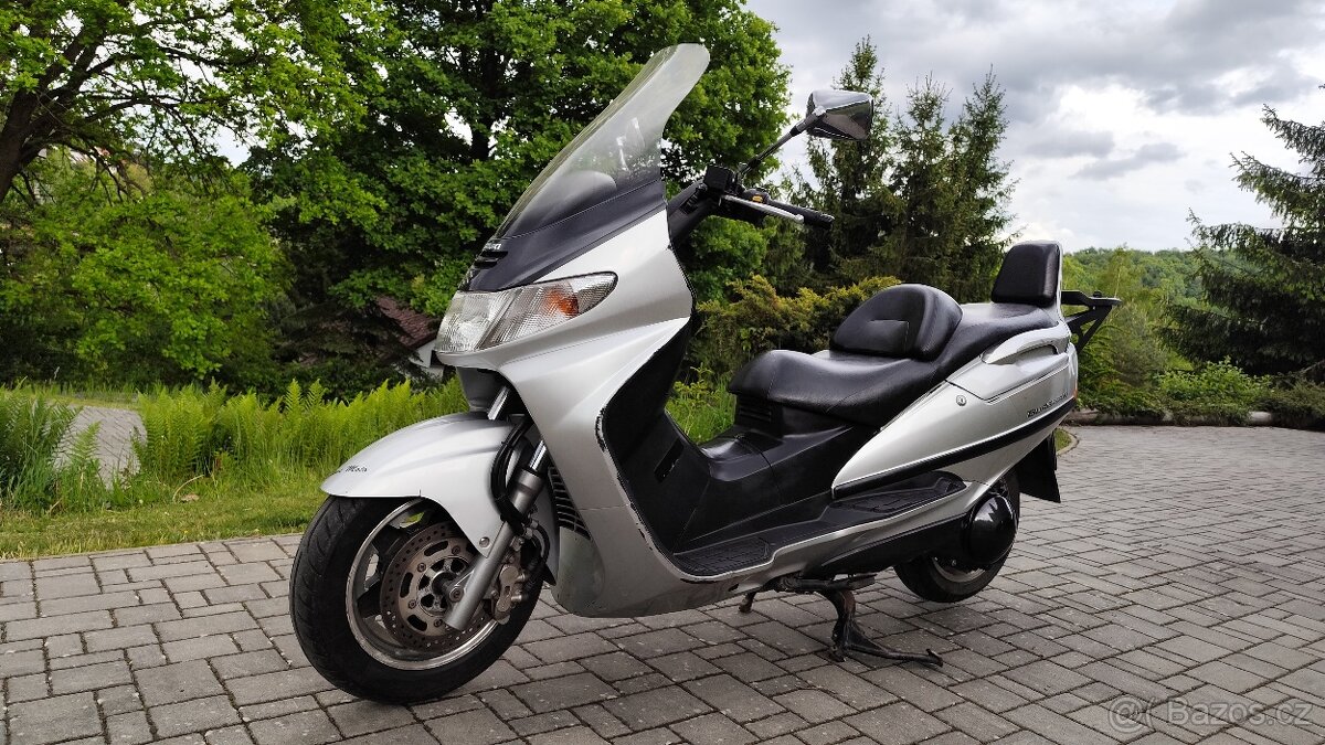 Suzuki Burgman 250 r.v. 1999 k opravě.