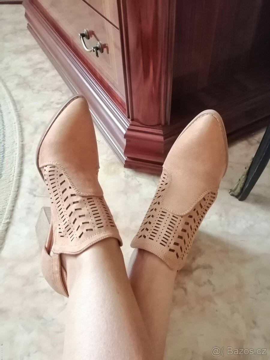 Dámské nové kožené kotníčkove boty.