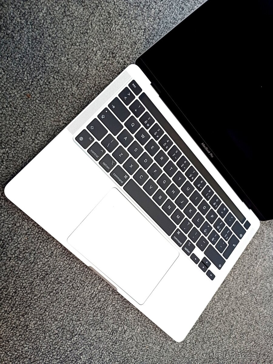 MacBook PRO 13 palců Apple M1 chip 8 RAM 256 ssd NOVÝ jen 14
