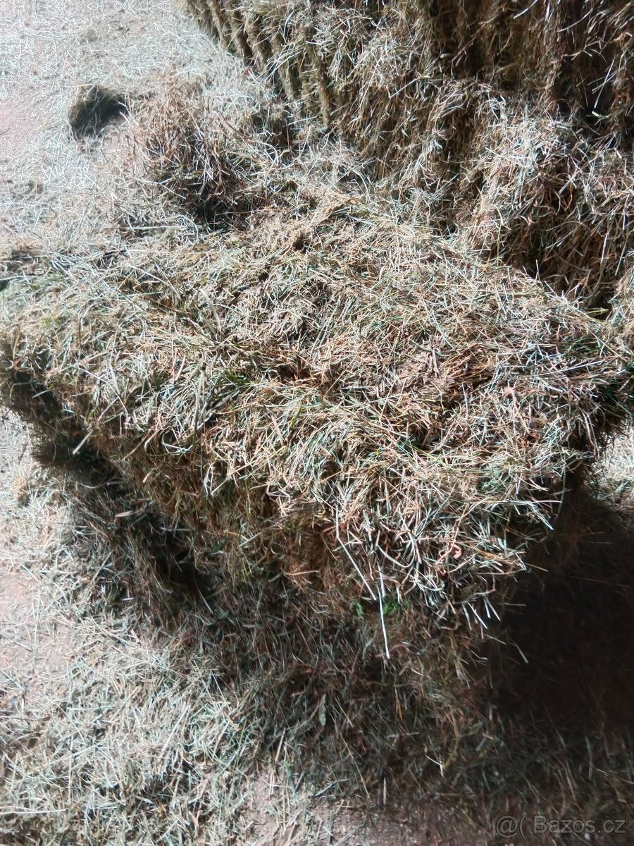 Seno malé hranaté balíky