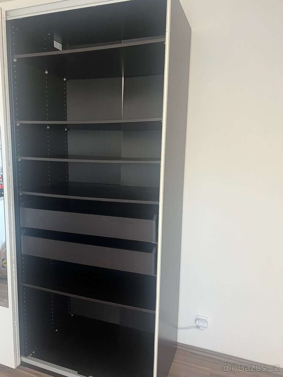 Prodám šatní skříň s posuvnými dveřmi