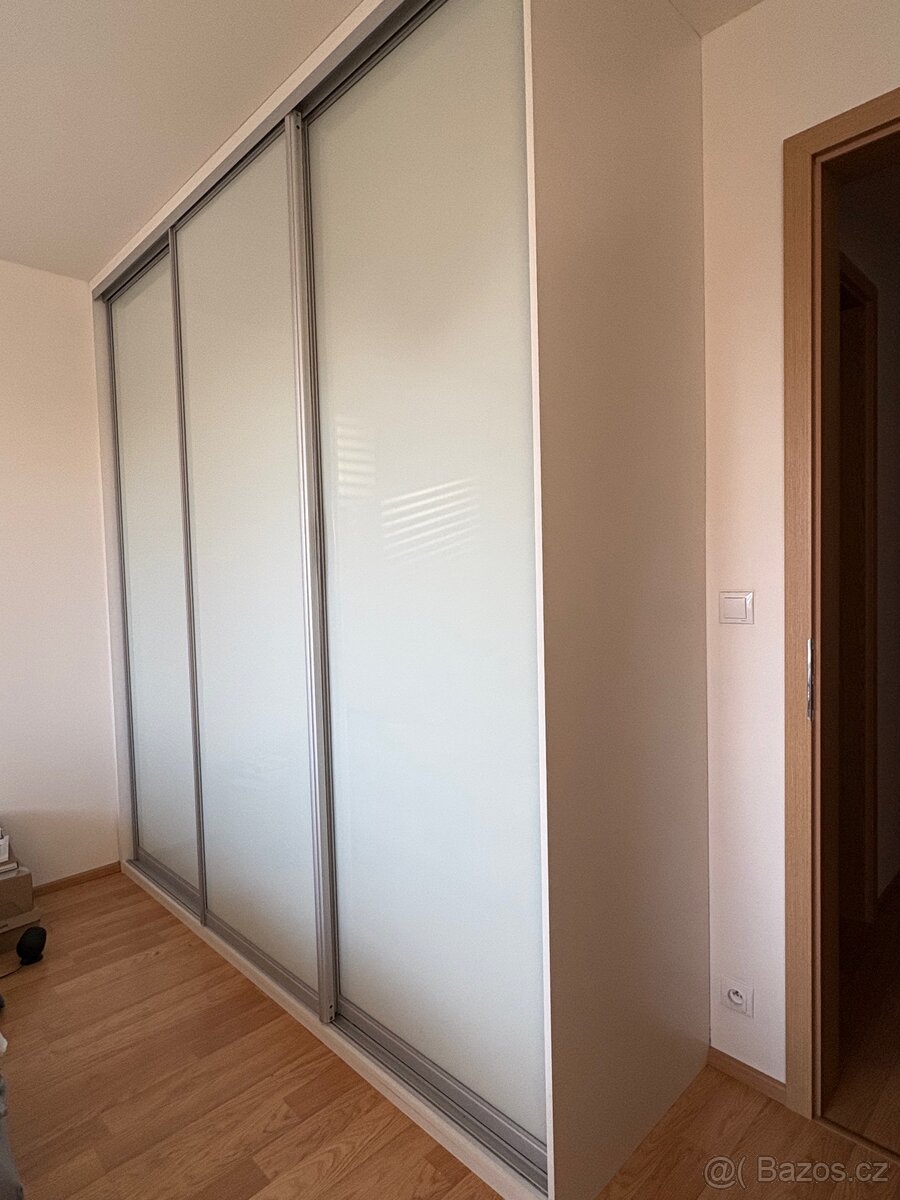 Skříň s posuvnými dveřmi