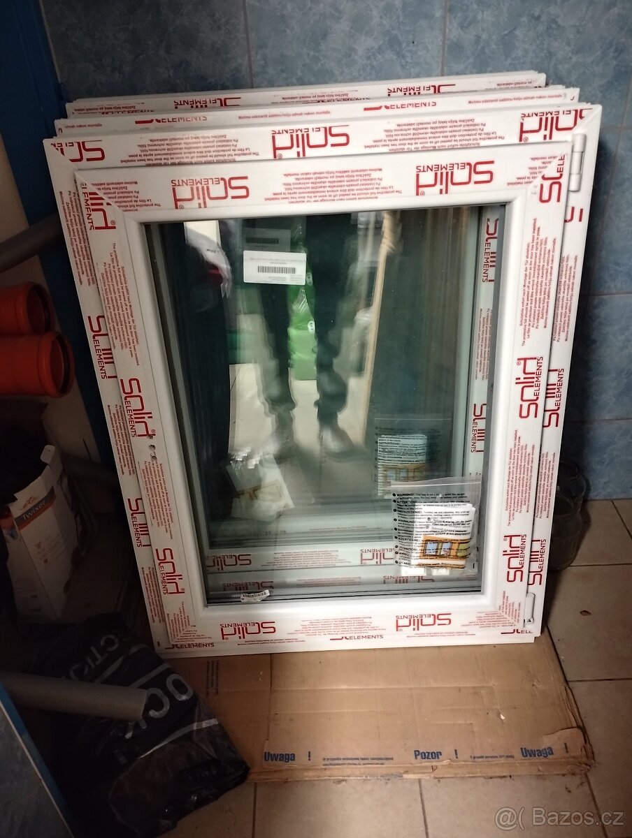 Prodám plastová okna 3 sklo velkost rámu je 80 x 100 cm nová