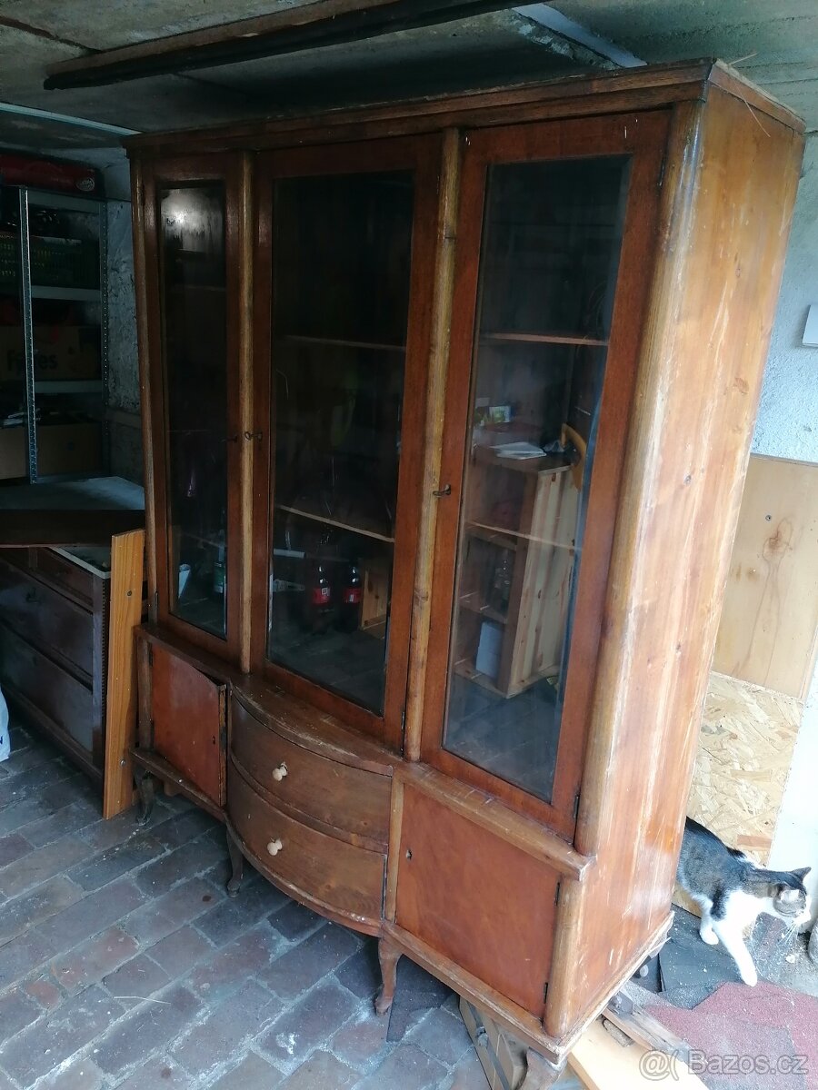 Starožitná skříň, skleník k renovaci