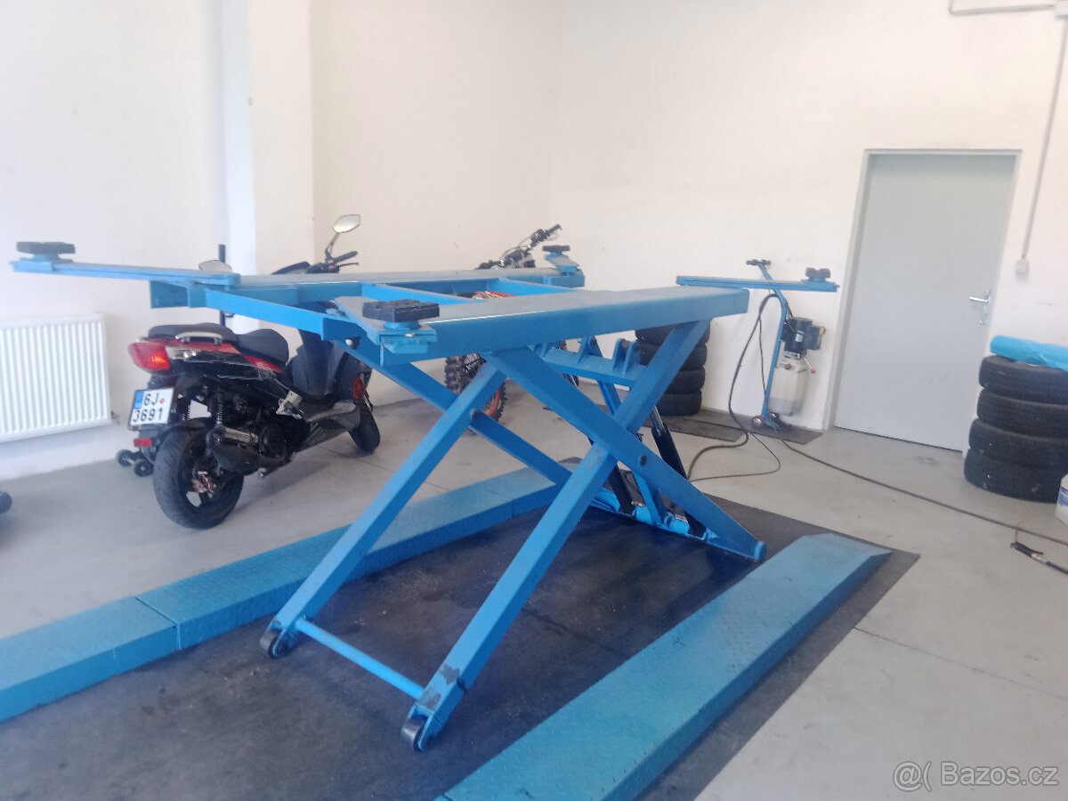 Prodám mobilní nůžkový zvedák do 2700kg