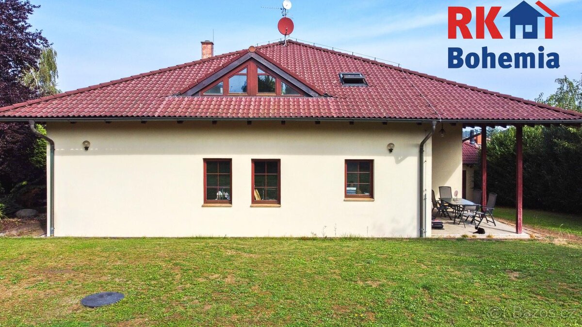 Nabízím Vám k prodeji rodinný dům 7+1 s garáží v Úvalech u P