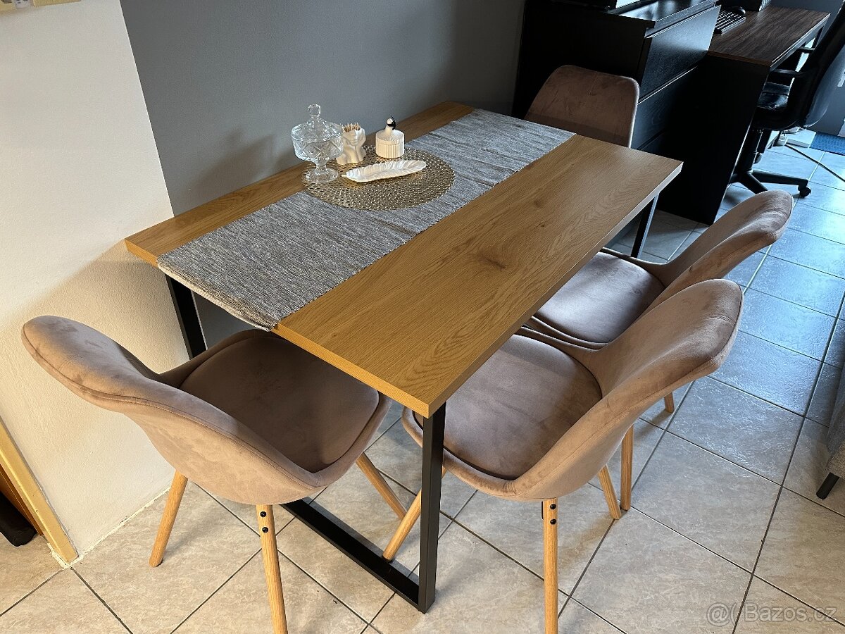 Zánovní jídelní stůl AABENRAA 80x120 dub / černá