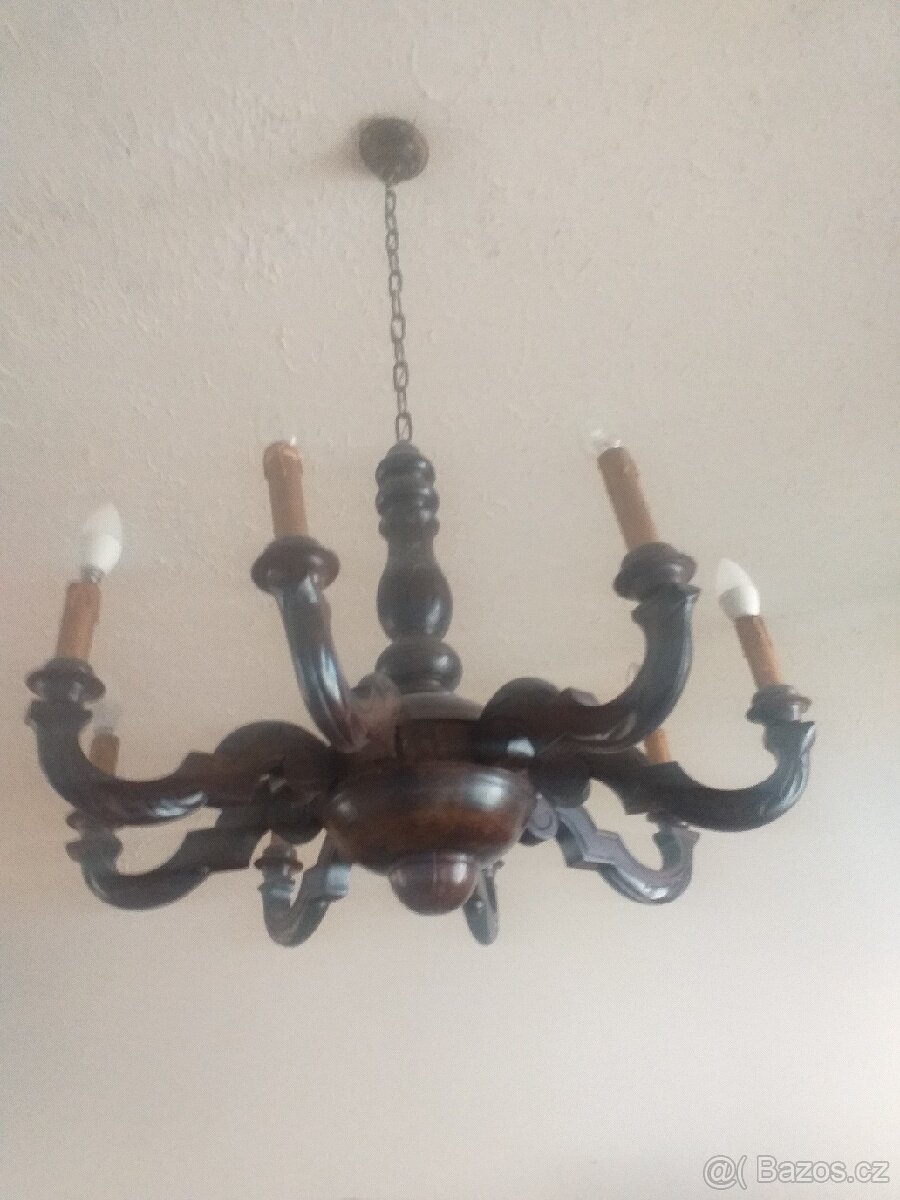 Starožitný dřevěný lustr