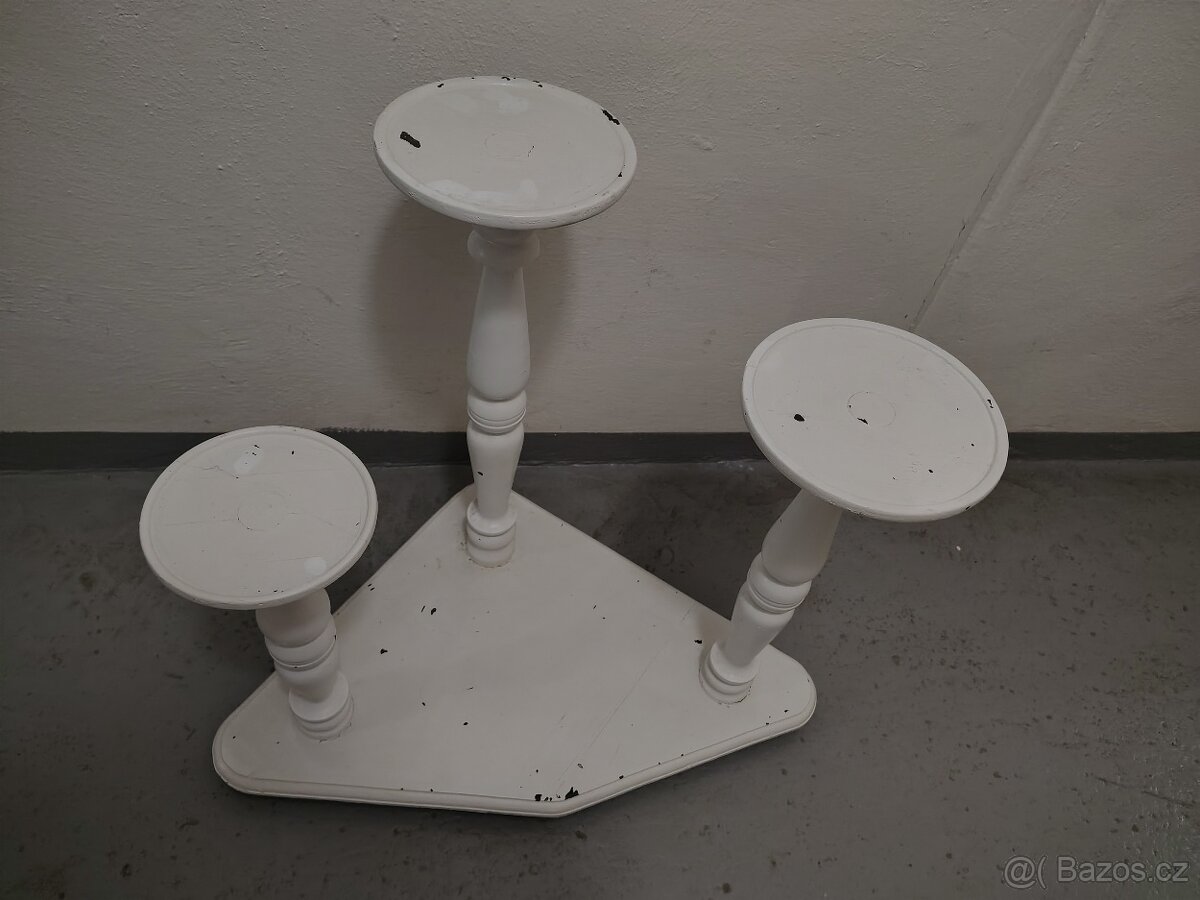 Dřevěný stojan na květiny