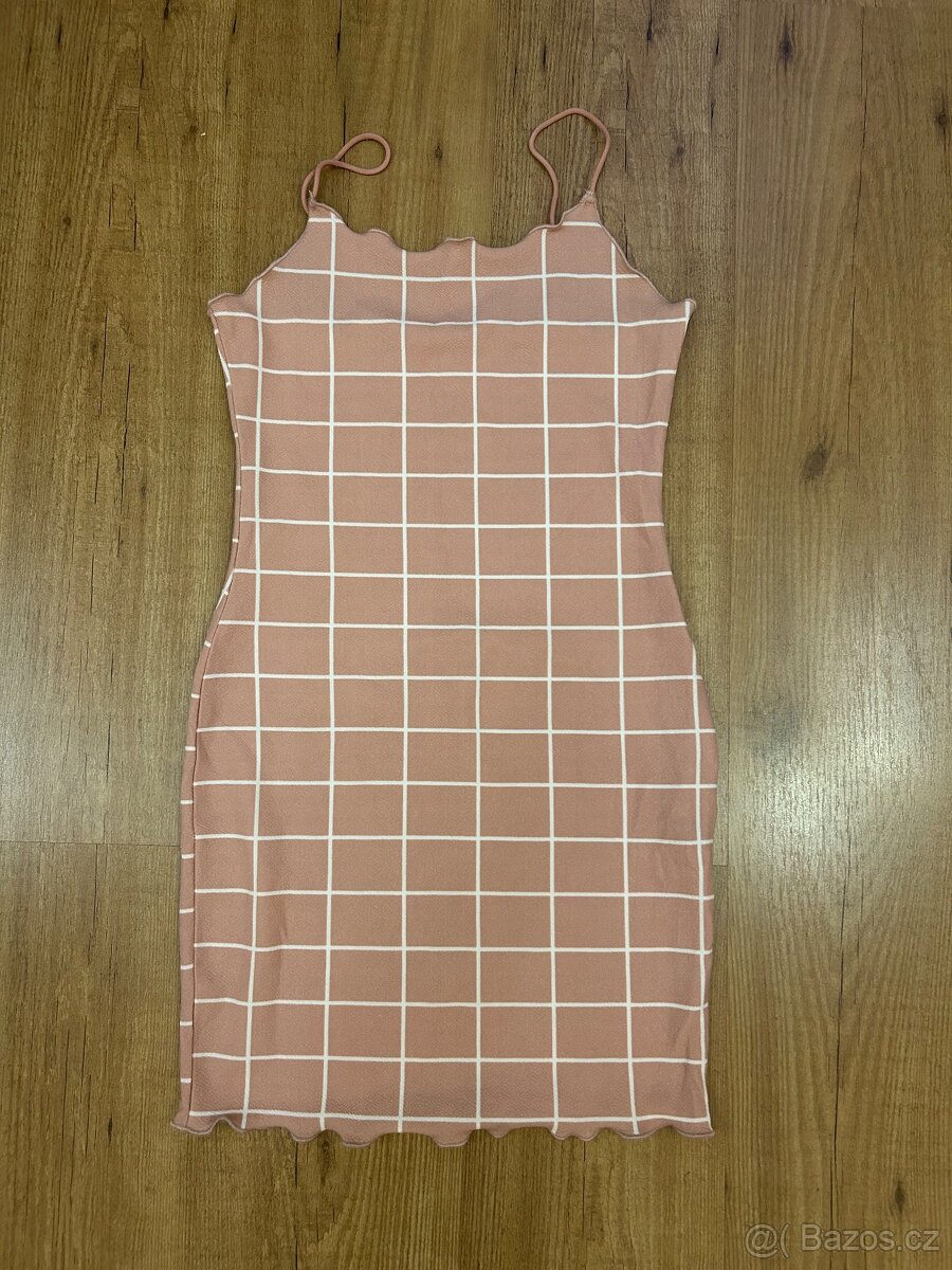 Kostkované uplé šaty