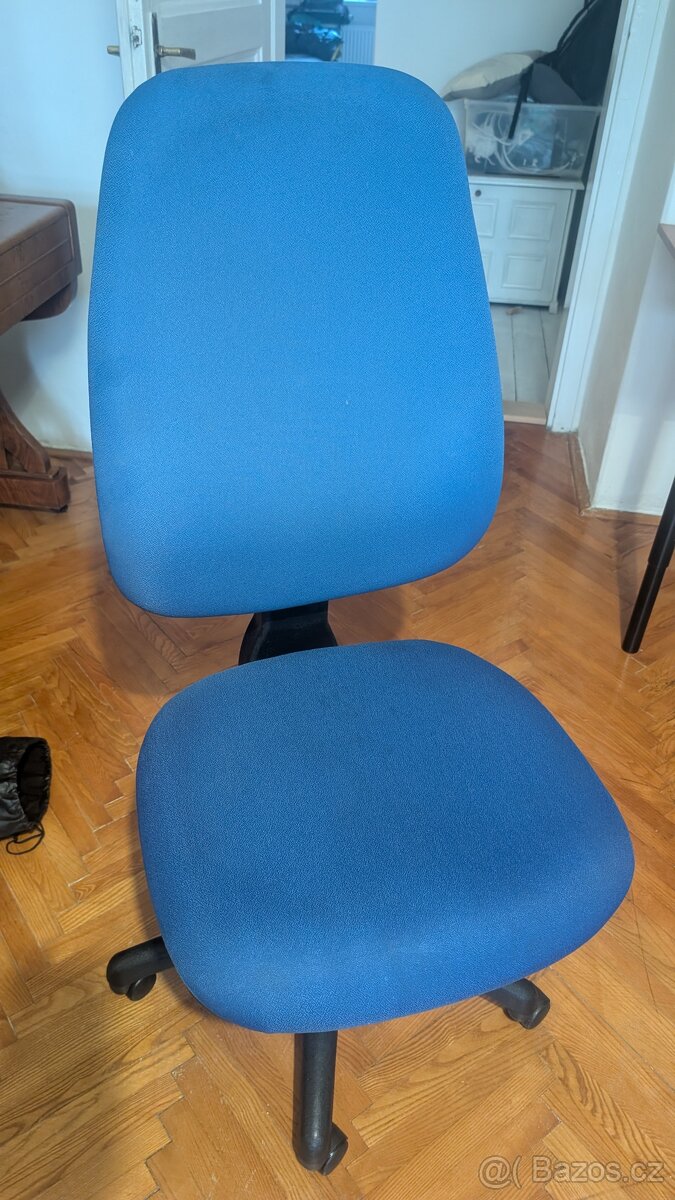 Kancelárska židle modrá s kolečkami