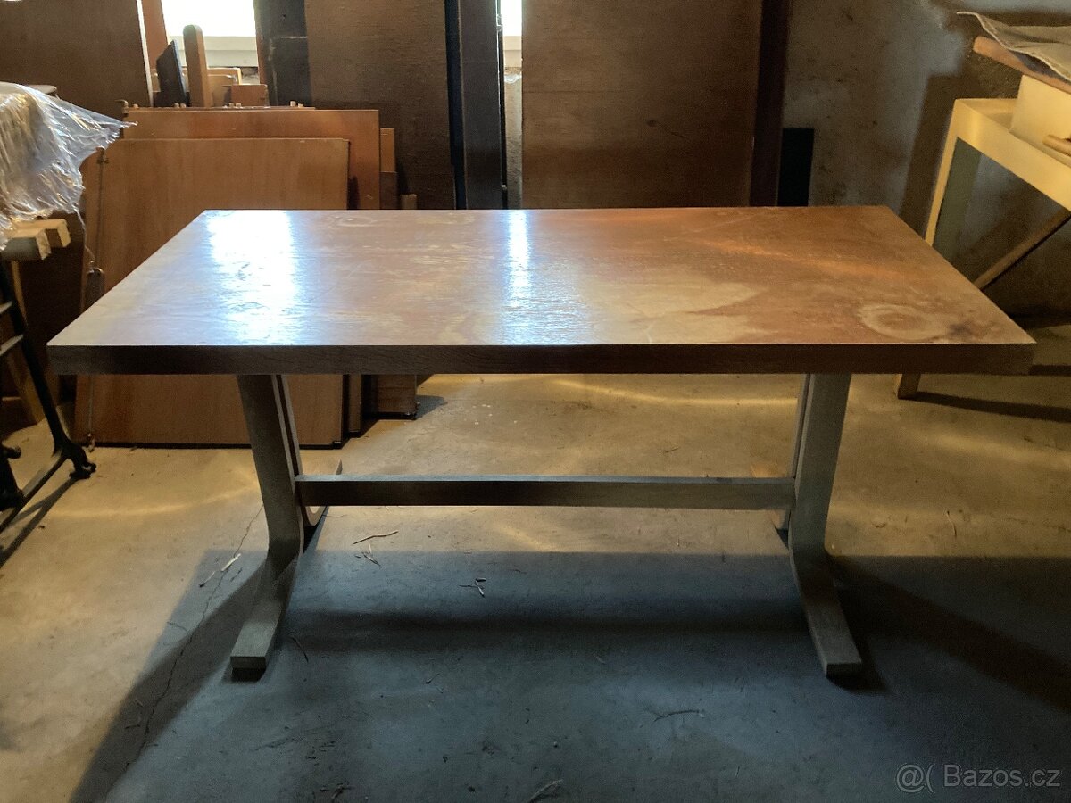 Konferenční stolek