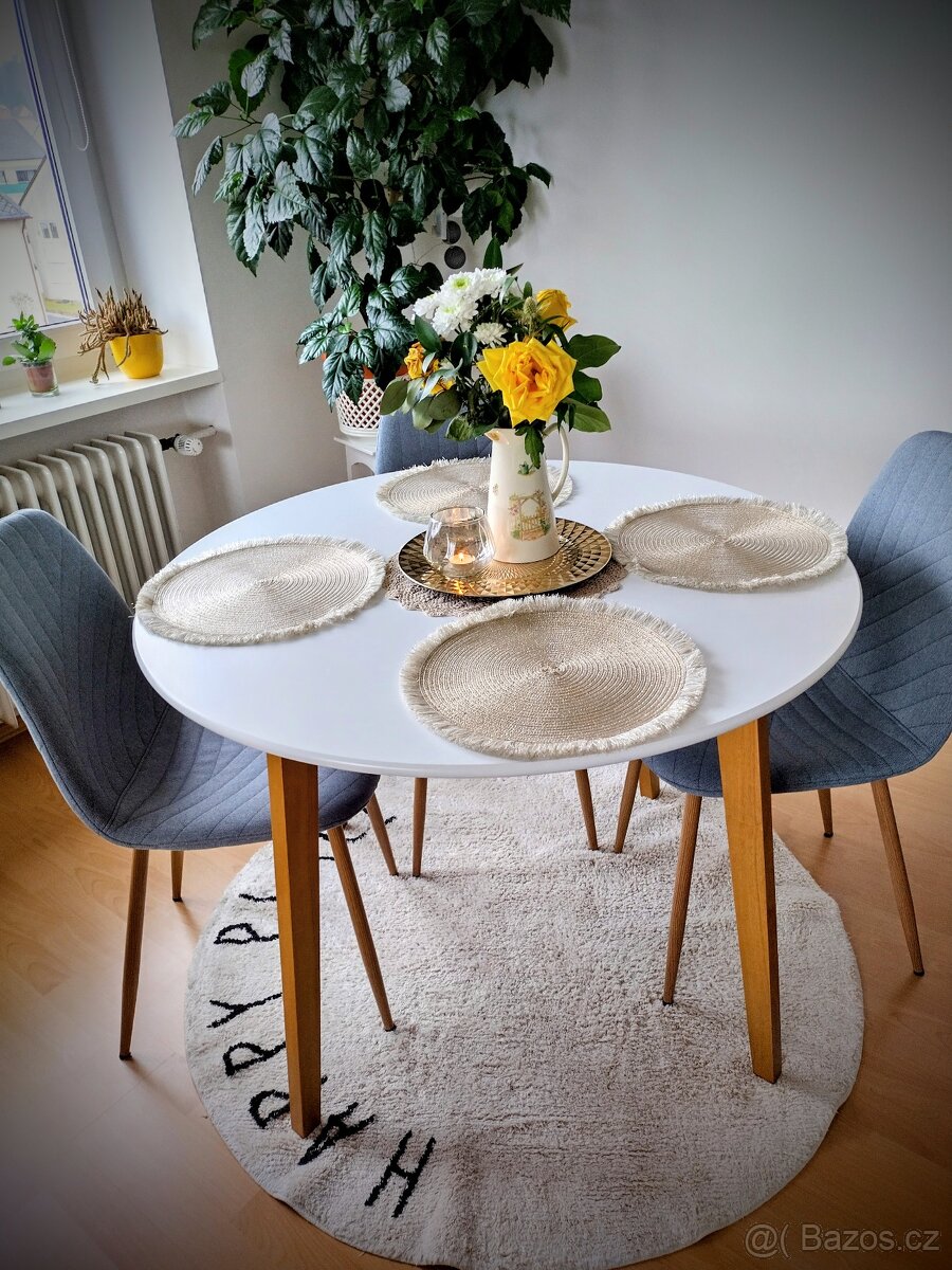 Prodám téměř nový jídelní kulatý stůl - Ø105cm.