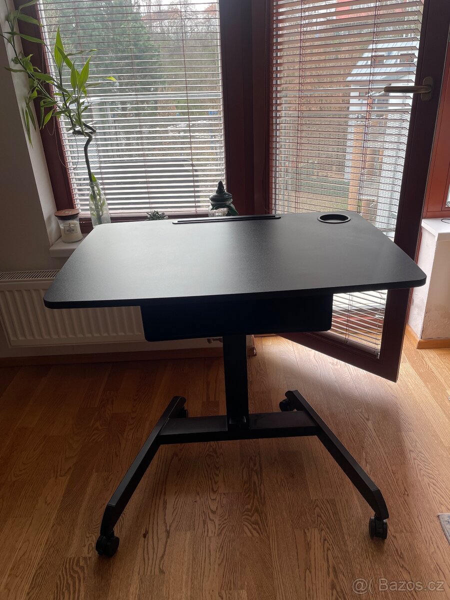 Výškově nastavitelný psací stůl na notebook