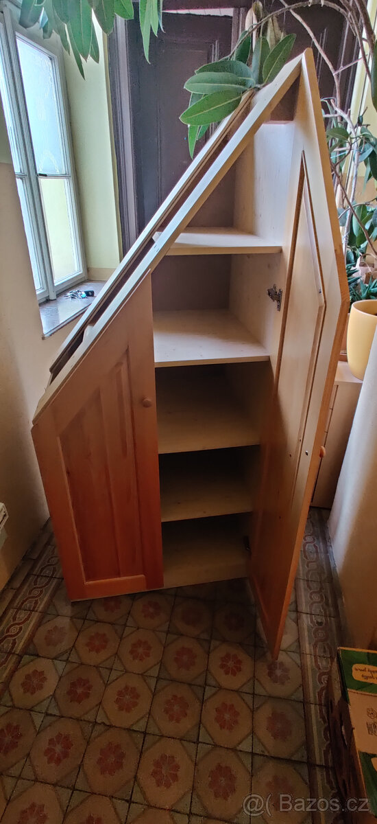 Zkosená skříňka pod schodiště