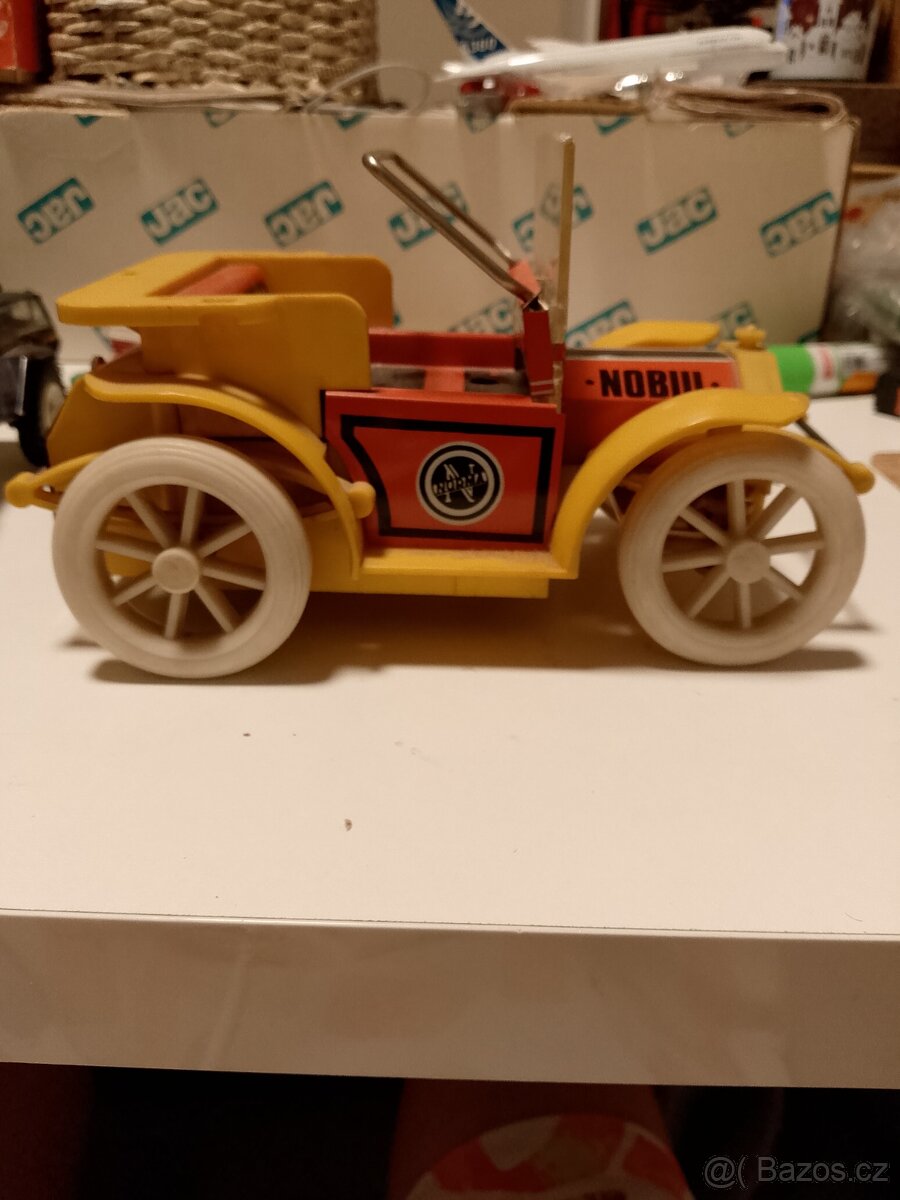 Plechové retro auto