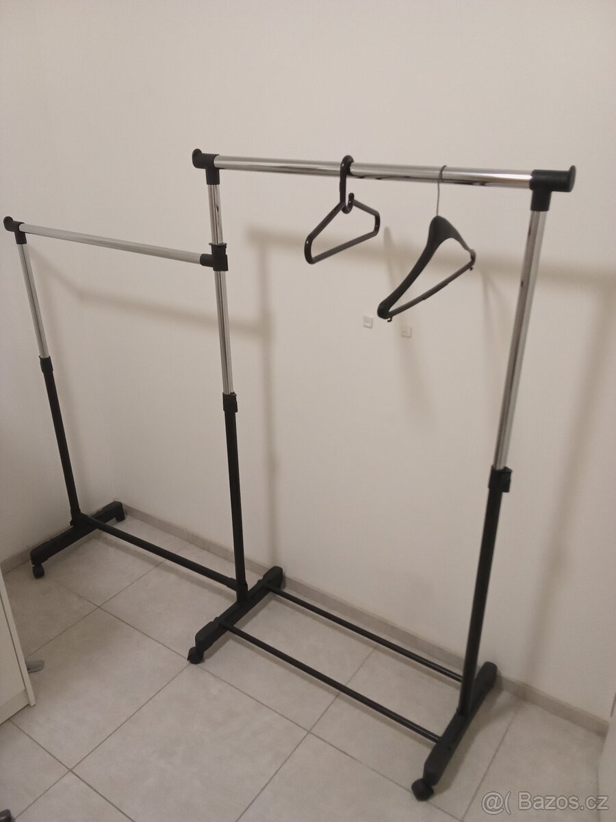 pojízdný věšák na ramínka