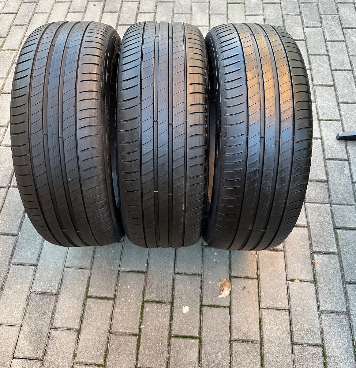 Použité letní pneu: 215/55/R18 - 3 kusy.